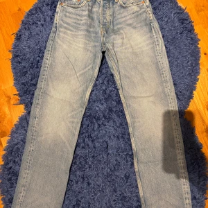 Ljusblå jeans från Space - Ljusblå jeans från Space. Jeansen har en snygg tvättad look och kontrastsömmar. Har en skön känsla och passar perfekt till en avslappnad stil.