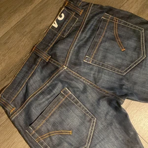 Mörkblå jeans från Dondup  - Mörkblå jeans från dondup. Storleken är 34 men dondup är generellt väldigt små i storlek så jag skulle säga att de snarare passar 31/32. De är i ett gott skick, om det önskas  fler bilder eller andra frågor är det bara att skriva. Jag kan gå ner i pris om det är via snabb affär