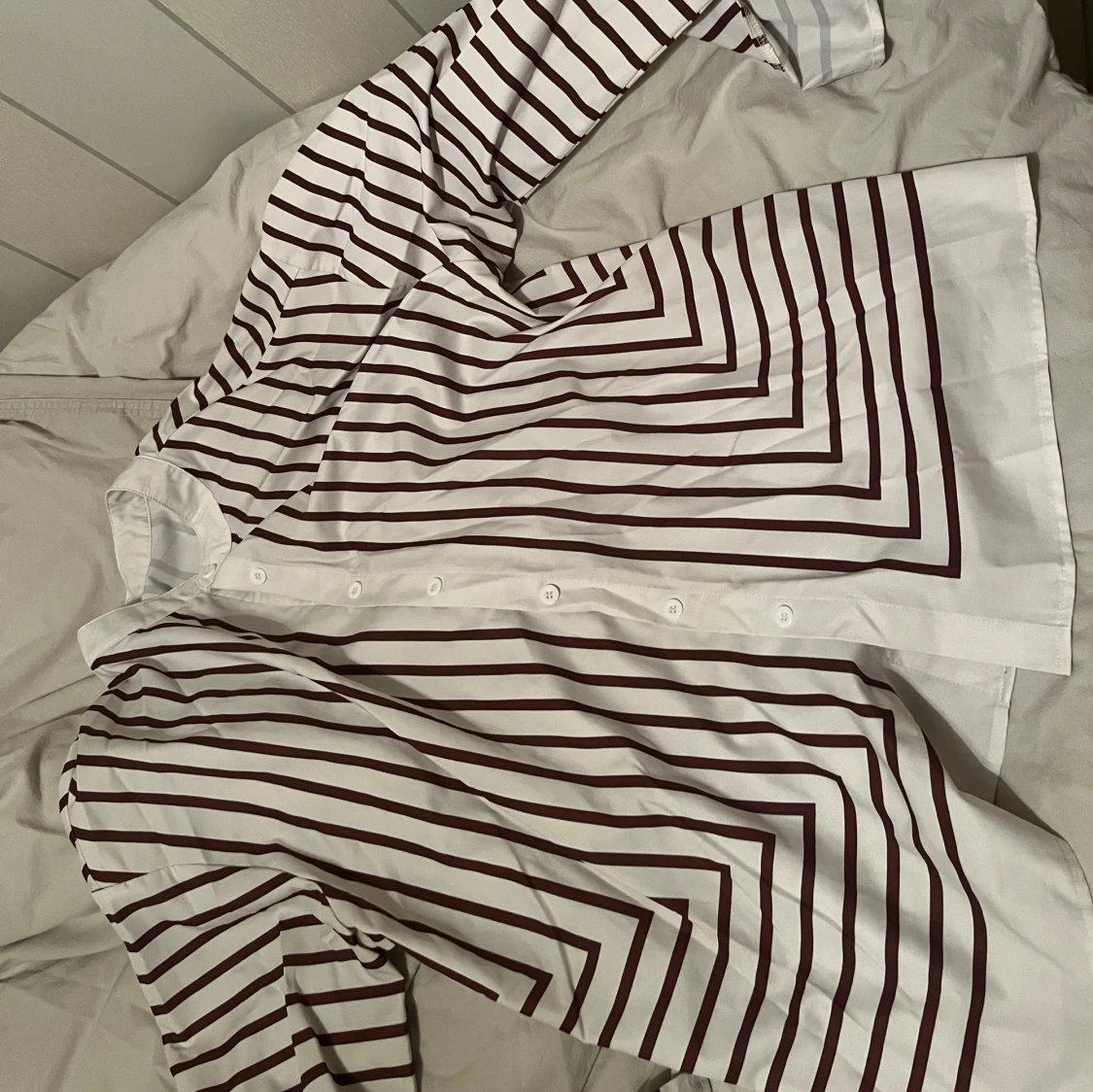 Vit skjorta med bruna ränder