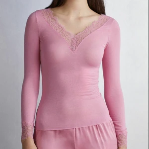 Rosa intimissimi - Säljer min jättesnygga intimissimi tröja. Den är knappt använd. Skriv privat för fler bilder.💞💞