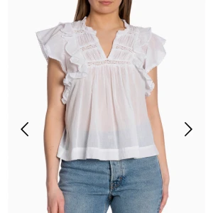 Vit blus med volang och spetsdetaljer - Säljer denna söta topp från neo noir 😍andvänd endast 1-2 gånger så är som ny! Storlek 36