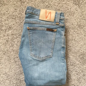 Nudie Jeans - Sjukt snygga jeans från märket Nudie Jeans | Sjukt snygg färg, väldigt eftertraktade | Skick 9/10 - BRA SKICK | Storlek W29 L34 | Jag kan gå ner i pris ‼️Kom gärna med bud och hör av dig vid minsta lilla fråga.