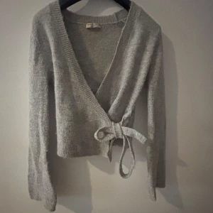 Omlotts kofta frånginatricot  - Stickad omlotts kofta från Ginatricot , storlek Xs                                                      Använd ett par få gånger , som ny 🥰