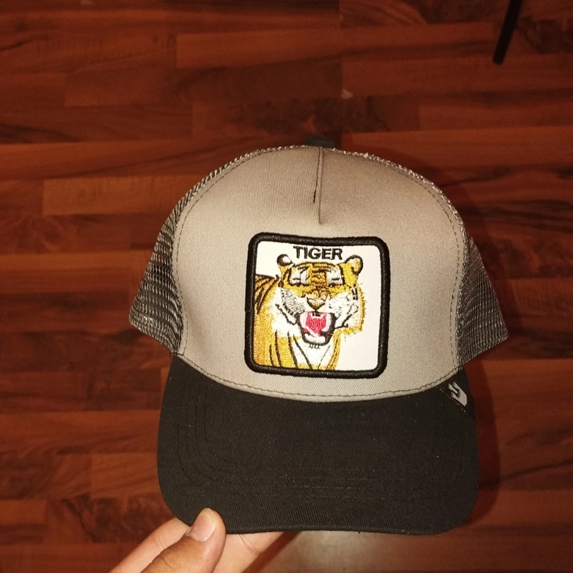 Grå och svart truckerkeps med tigerpatch