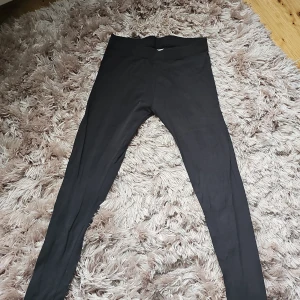 Svarta leggings från Esmara, storlek M - Svarta leggings från Esmara i storlek M, tillverkade av ekologisk bomull. De har en enkel och tight passform med hög midja, perfekt för en chill och stilren look. Materialet är mjukt och stretchigt för maximal komfort.