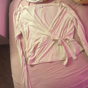 Vit wrap top - Vit wrap top från Gina tricot. Aldrig användt och är i nyskick. Den är i storlek 158/164
