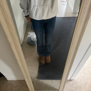 Mörkblåa bootcut jeans  - Jag säljer ett par snygga mörkblåa bootcut jeans från ONLY, då dom inte kommer till användningen. Väldigt stretchiga så sitter skönt på. Jättebra skick och inga defekter👌 skriv om man har några frågor.