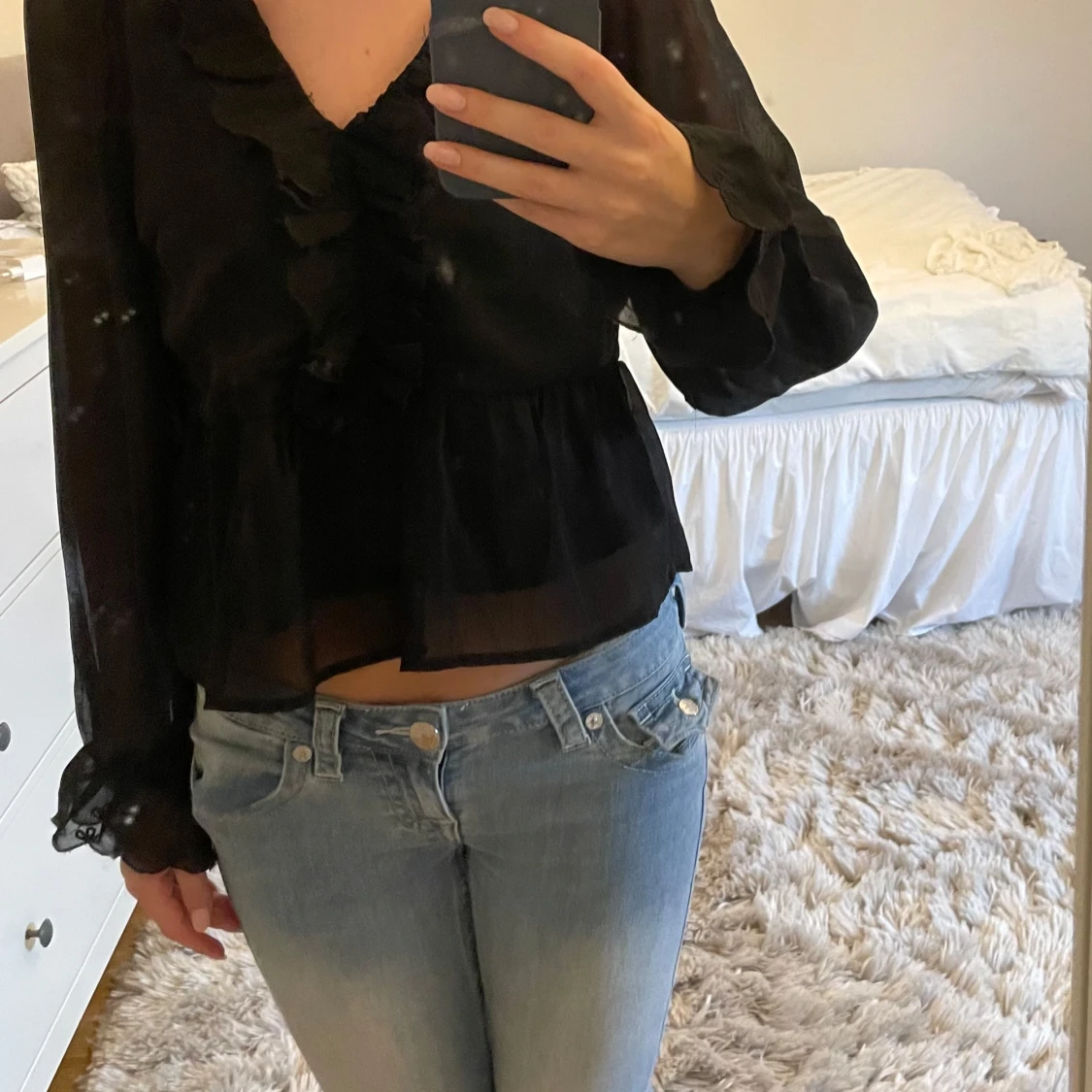 Svart blus med volang från Vero Moda💓