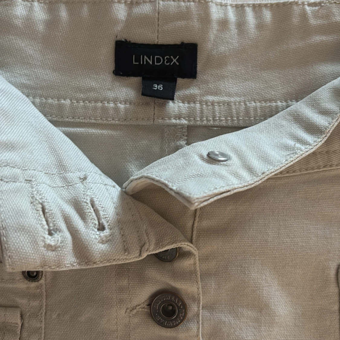 Beige jeanskjol från Lindex med knappar - 2