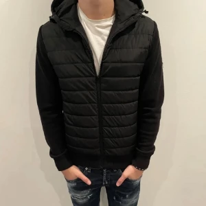 J.Lindeberg Cardigan  - Hej! Säljer nu denna väldigt snygga och eftertraktade J Lindeberg cardigan!  Jackan är slutsåld överallt och går inte att få tag på… Jackan är perfekt nu till hösten/vintern Storlek M,  Skick 8/10  Ny pris: 6000 kr Säljs för: 1999 kr 