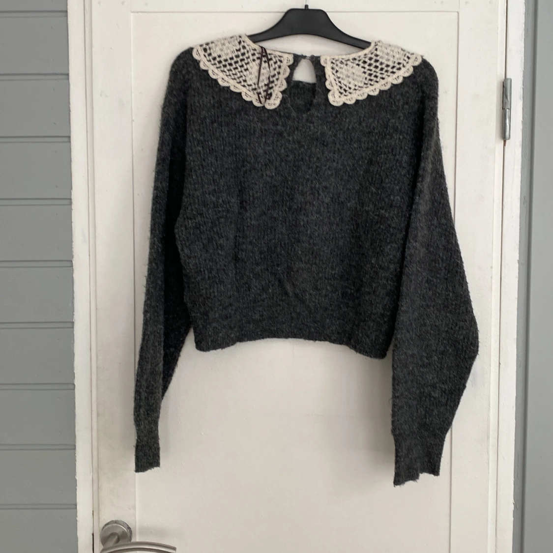 Grå stickad tröja med spetskrage Lindex - 1