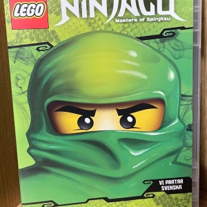 LEGO Ninjago: Masters of Spinjitzu DVD - Följ fyra coola ninjahjältar i deras kamp mot onda ormar och magiska krafter! Spännande äventyr, episka strider och massor av action väntar i Ninjago. Perfekt för dig som gillar animation, ninjor och LEGO.