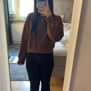 Brun sweatshirt från Zara - Mysig brun sweatshirt från Zara i storlek S. Tröjan har en klassisk rund halsringning, långa ärmar och är tillverkad i mjuk bomullsblandning. Perfekt för chill dagar och enkel att matcha med jeans eller leggings.