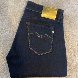 Replay Jeans - Säljer dessa riktigt snygga marinblåa Replay Jeans! Jeansen är i mycket bra skick och storlek 29 30! Passformen är slim fit! Hör av er ifall ni har några frågor! 🙌⚜️👖