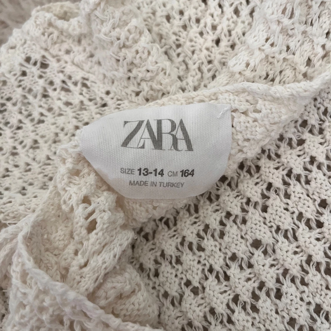 Vit stickad topp med volang och öppen rygg - 4