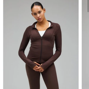 Hyper Zip Blouse - Pecan Brown - Jättefin träningströja från Exercere. Aldrig använd. Storlek S/M. Originalpris 813 kr, pris går att diskutera! 