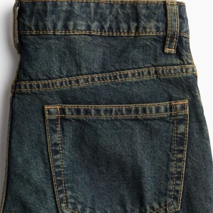 Mörkblå raka jeans med kontrastsömmar - Snygga mörkblå jeans med raka ben och klassiska kontrastsömmar. Jeansen har fem fickor och bälteshällor, perfekta för en avslappnad och stilren look.💕