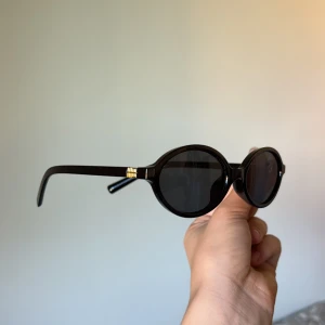 Miu miu liknande solglasögon - säljer dessa svarta skitsnygga miumiu liknande solglasögon🤎jättefint skick, ser väldigt dyra ut