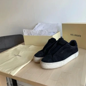 Axel Arigato skor - Riktigt snygga skor i storlek 43 och bra skicka. Ny pris ligger på 2600 kr. Hör av er vid funderingar eller frågor😃, nån liten skada men inget som påverkar skon eller synns särskilt mycket