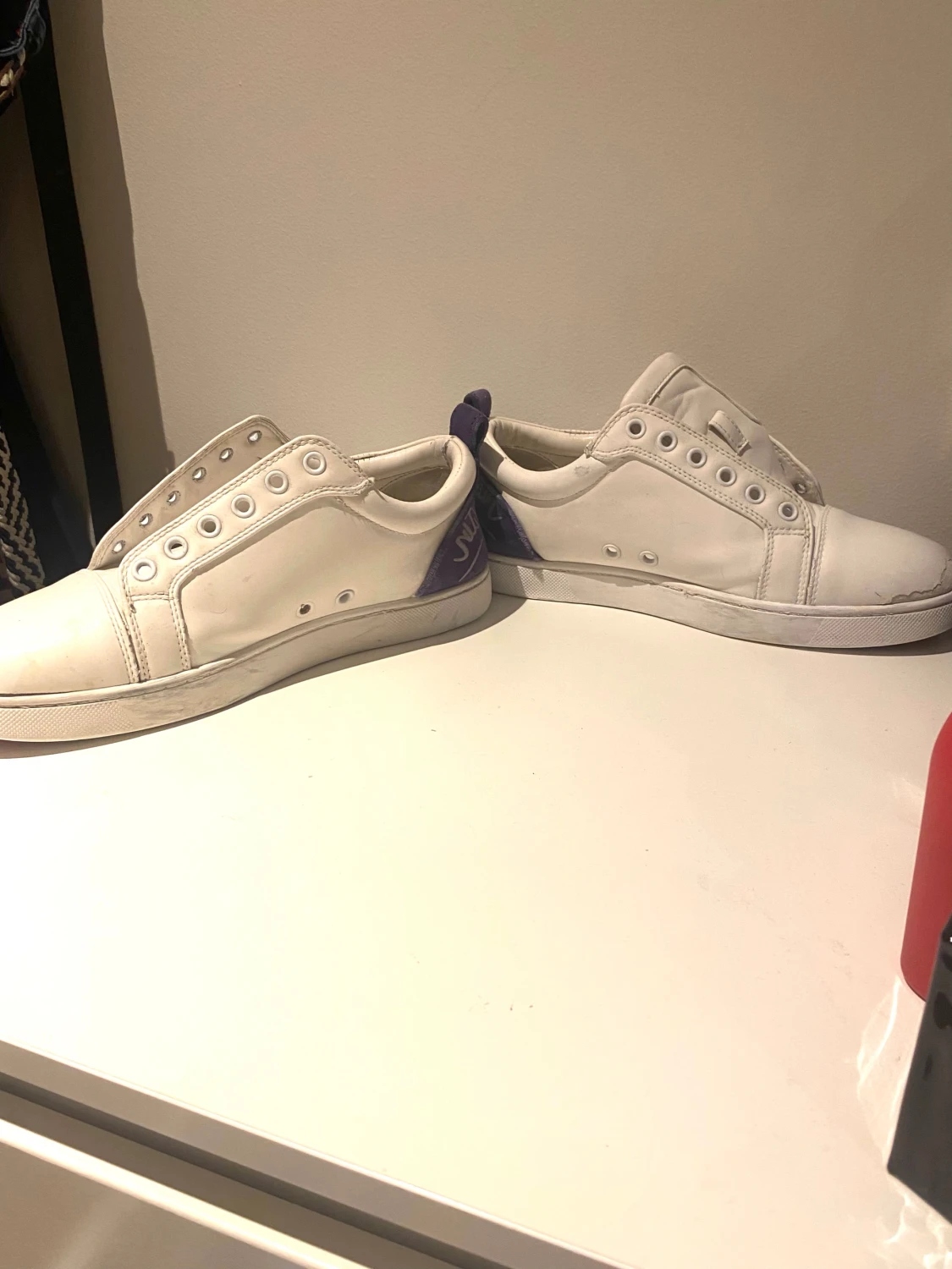 Ett par fräscha Louboutin skor med coola detaljer  - 1