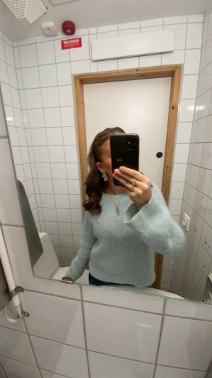 Stickad  - En maska har gått upp vid bröstet men utöver de är den i bra skick, maskan syns men inte jätte tydligt.