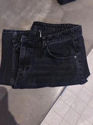 Weekday RAY jeans säljes - Blivit för stora så kan tyvärr inte ta bild med de på! Storlek 32/30 och är i bra skick. Använda ca 5 gånger!