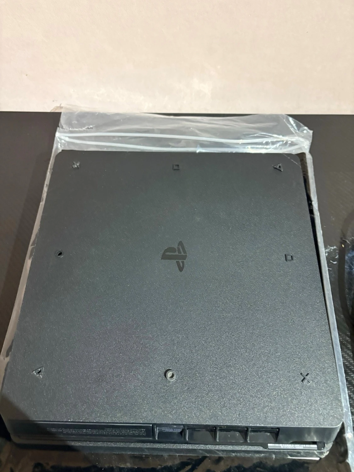 PlayStation 4 Slim - 3
