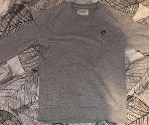 Lyle&scott tröja - Fet grå lyle&scott tröja i storlek xs, inga defekter och säljs för 250
