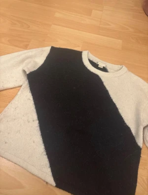 Svartvit stickad tröja Gina Tricot - Säljer en stickad tröja från Gina Tricot i storlek 158/164. Tröjan har ett coolt diagonalt blockmönster i svart och vitt, rund hals och långa ärmar. Perfekt för dig som gillar enkel men snygg design och vill ha något som sticker ut lite.