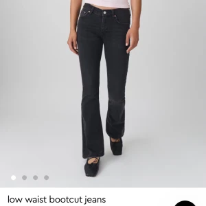 Low waist bootcut jeans - Mörkgråa lågmidjade bootcut jeans från Gina i stretchigt material