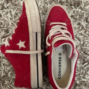 Converse rosa - Rosa one star Converse. Använda ett fåtal gånger, så i bra skick! Storlek 39.5 men passar också på mig som vanligtvis har 39!