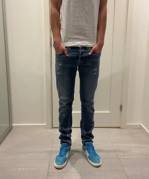 Dondup George Jeans - Säljer nu dessa Dondup George Jeans med snygga slitningar i design, skriv för fler bilder/frågor🙌🏼