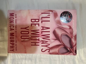 I'll Always Be With You - En romantisk och känslosam berättelse om hemligheter, passion och förbjuden kärlek på en exklusiv internatskola. Perfekt för dig som gillar drama, starka känslor och att följa unga vuxnas livsöden. En bok som fångar både hjärta och fantasi.