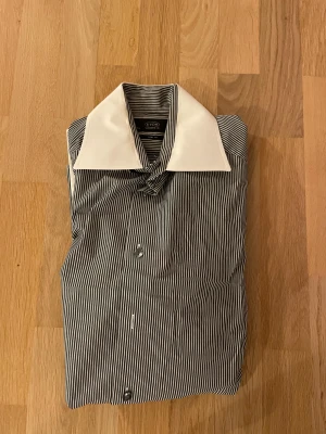 Randig skjorta från Eton, slim fit - Snygg randig skjorta från Eton i slim fit-modell. Nypris ca 1700 kr mitt pris endast 199 kr. Fraktar inom 1 dag om du har någon fundering så är det bara att höra av sig😊