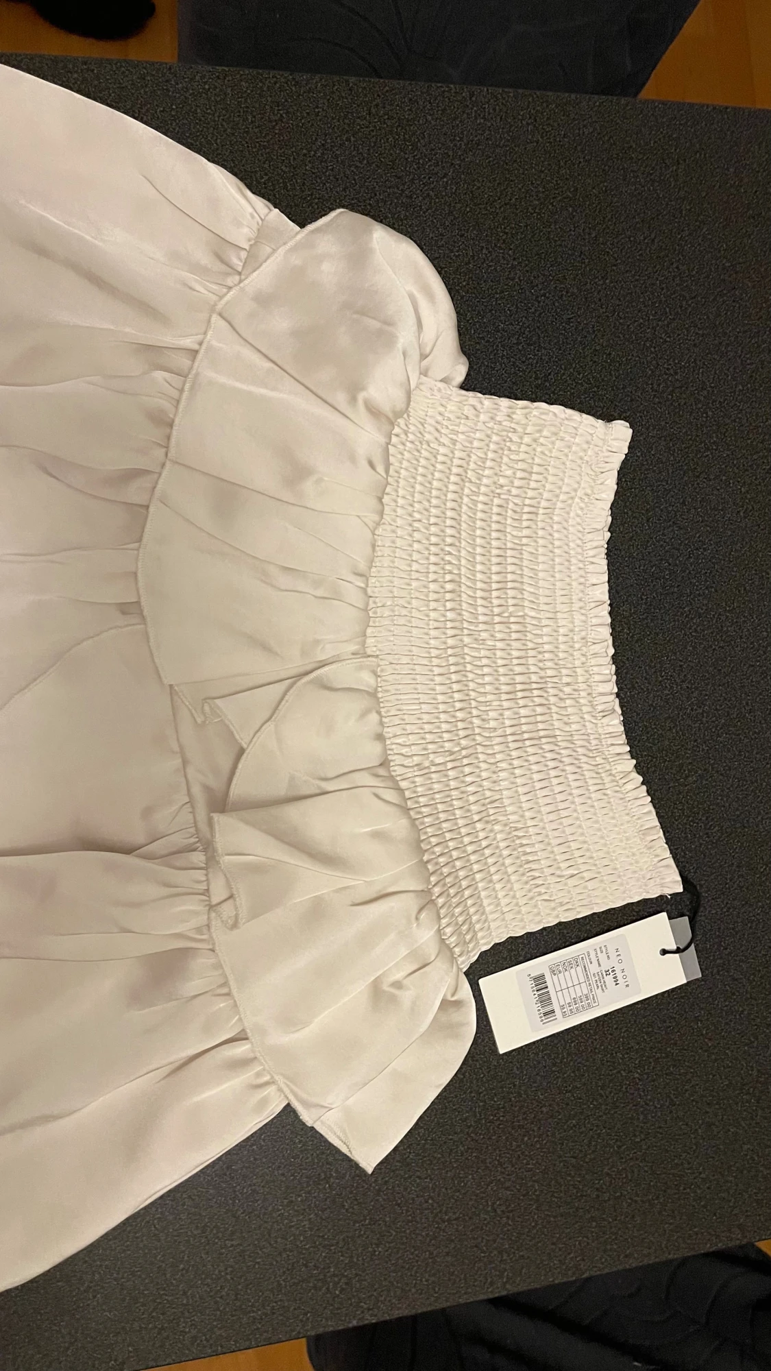 Vit volangkjol i satin från Neo Noir - 2