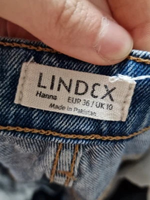 Lindex jeans Hanna - Jeans from Lindex in the model Hanna. High waist, wide leg (to me this is something in between wide and straight bc I want super wide legged jeans). Very comfortable, slight stretch. No defects. Length: 97 cm.