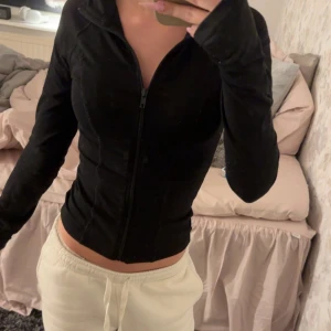Soft touch zip jacket  - Säljer en svart, figurnära tränings jackan i soft touch från Gina Tricot. Jackan är i bra skick och säljer då den inte kommer till användning längre