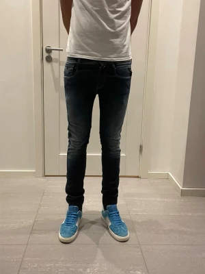 Replay Anbass Jeans - Säljer nu dessa Replay jeans, W28 o L32, skriv för fler bilder/frågor🙌🏼