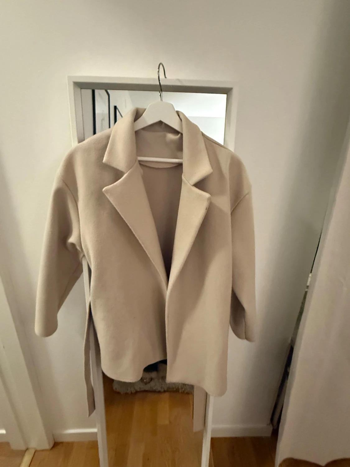 Beige kappa med bälte och krage - 1