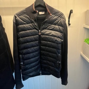 Moncler cardigan - Säljer denna fräscha Moncler cardiganen i fint skick! Lite defekter på armuddarna, se bild! Storlek L. Hör av dig om du har några frågor!
