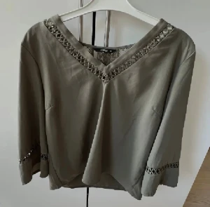 Olivgrön blus med spets - Fin topp/blus med spets rygg!