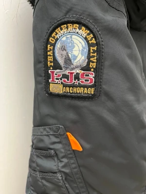Parajumpers svart parkajacka med päls - Säljer en svart äkta Parajumpers parkajacka finns kvitto från NK Perfekt för kalla dagar och riktigt snygg. Har haft den länge och den är liten för mig nu 
