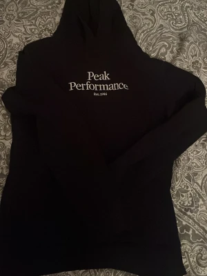 Peak performance  - Säljer denna fina peak performance tröjan, inget fel på den eller så det bara ligger i garderoben och tar plats! Storlek 170!!!