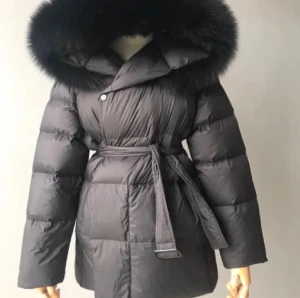 Svart pufferjacka med pälsluva - Säljer en svart pufferjacka med stor fluffig pälsluva och bälte i midjan. Den är från fur Stockholm och är i jätte bra skick, kommer ej till användning.💖 nypris 2100!