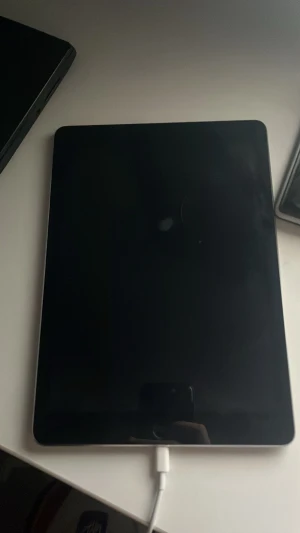 Apple iPad 16GB - Säljer en Apple iPad med 16GB lagring. Fungerar bra och är återställd till fabriksinställningar. Några mindre repor och märken på baksidan, men i övrigt i gott skick. Perfekt för surf, appar och underhållning.