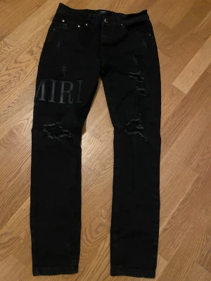 Svarta ripped jeans från Amiri - Säljer ett par svarta jeans från Amiri med slim passform, storlek 30 vilket motsvarar cirka S. Pris kan diskuteras:) 