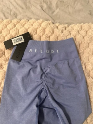 Ljuslila scrunch tights från Relode XS - Prime Scrunch tights från Relode i en snygg ljuslila färg. Hög midja och scrunch-detalj bak för extra shaping. Stretchigt material som sitter skönt och följer kroppen, perfekt för gymmet eller andra träningspass. #julklapp