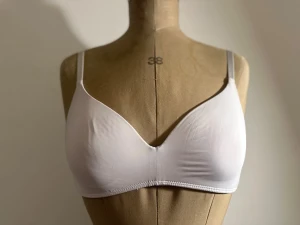 Vit bh med smala band - Säljer en stilren vit bh med smala axelband och mjuk, slät yta. Enkel och clean design. ❣️