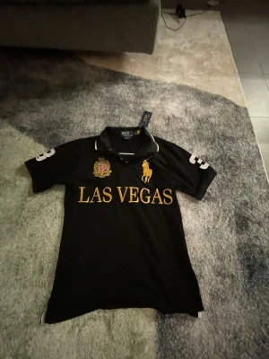 Jätte snygg svart Ralph lauren piké las vegas - Den är i helt nytt skick helt stilren perfekt för en utekväll.