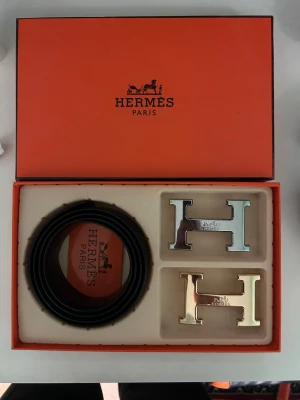 Märkes bälte  - Detta är ett väldigt fint märkes bälte som är i helt nytt skick förutom en liten skrapa på bältet som knappt kan synas, bara använt 1 gång. Väldigt bra kvalitet och sköna material. Kommer även med en metall sak som gör att du kan lägga till ytterligare hål i bältet om det är för litet.